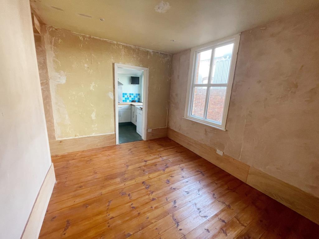 Lot: 173 - FOUR-BEDROOM HOUSE FOR IMPROVEMENT AND MODERNISATION - Dining room